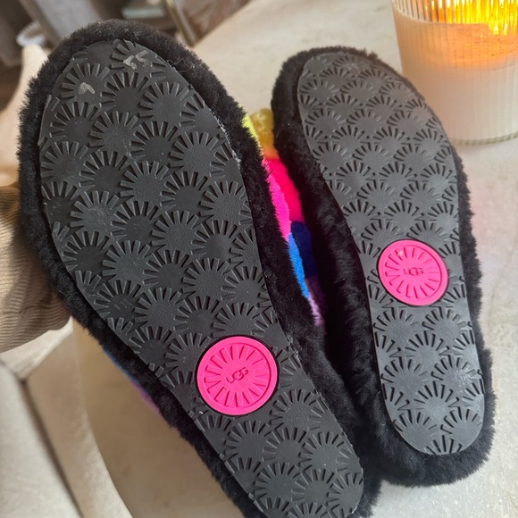 Ugg slippers women’s 9 - Picture 2 of 3